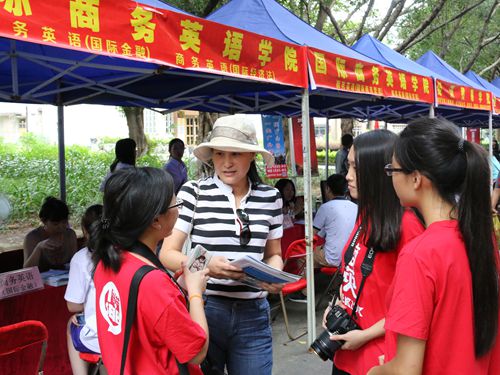 家长接收诸侯官网学生采访